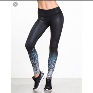 Alo Airbrush Legging in Black Brilliance medium